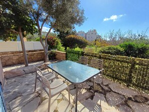 Outdoor dining - Kings Palace - Modern, Sunny, Ground Floor 2BR with Sea Views (Paphos)