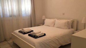 2 室のベッドルーム、デスク、アイロン / アイロン台、WiFi