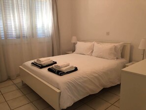 2 dormitorios, escritorio, tabla de planchar con plancha y wifi