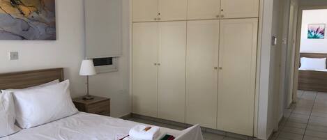 2 bedrooms, desk, iron/ironing board, WiFi