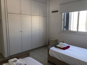 2 habitaciones, escritorio, tabla de planchar con plancha y wifi