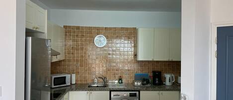 Coffee/tea maker, fridge, microwave, oven