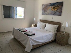 2 soverom, skrivebord, strykejern/-brett og wi-fi