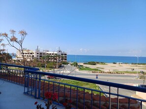 Property grounds - Kings Palace: Spacious 2BR with Sea Views and Large Patio (Paphos)