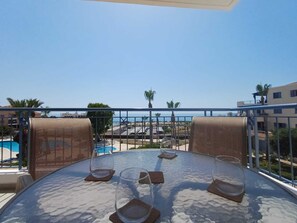 Outdoor dining - Kings Palace - Elegant 2BR | Sea Facing with Pool Views (Paphos)