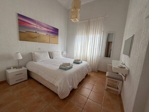 1 habitación, escritorio, tabla de planchar con plancha y wifi 