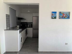 Réfrigérateur, four à micro-ondes, un four, surface de cuisson