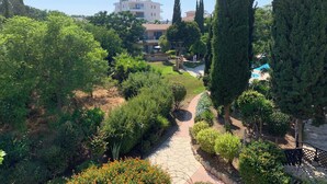 Un jardin aménagé avec un sentier menant à un bâtiment.