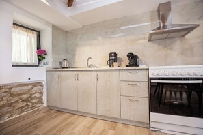 Biệt thự tiện nghi đơn giản, quang cảnh núi | Bếp riêng | Tủ lạnh, lò nướng, dụng cụ pha espresso, ấm điện 