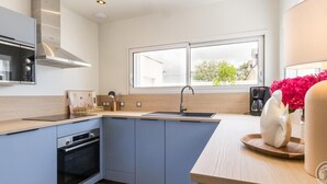 Kjøleskap, mikrobølgeovn, ovn og oppvaskmaskin