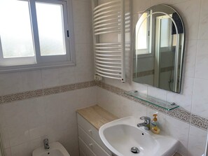 Shower, hair dryer, towels - Kings Palace - stylish modern 2 bed with sea views (Paphos)