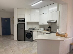 Frigorífico, microondas, horno y placa de cocina