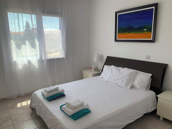 2 bedrooms, desk, iron/ironing board, WiFi