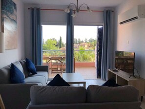 Een televisie en een kantoor