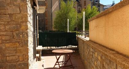 Charmant appart 3 chambres avec piscine à Jaca, idéal pour 6 pers., parking inclus