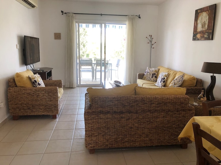 Regina Gardens - Spacious 3 Bed, 2 Bath Maisonette - Paphos