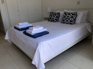 2 bedrooms, desk, iron/ironing board, WiFi