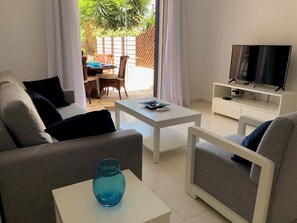 TV, offices - Regina Gardens - Modern 2 bed maisonette (Paphos)
