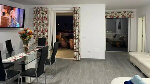 Deluxe Suite, 2 Bedrooms, Private Pool | Ruang tamu