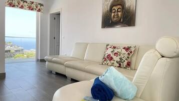 Suite Deluxe, 2 habitaciones, piscina privada | Zona de estar | Una Smart TV