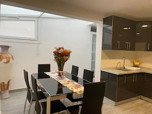 コンフォート スイート 2 ベッドルーム | 専用キッチン | 大型冷蔵庫、電子レンジ、オーブン、コンロ