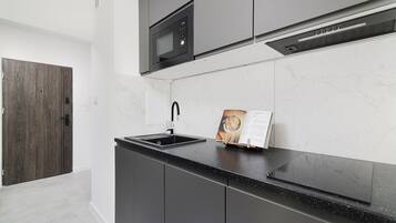 Frigorífic, microones i placa de cuina