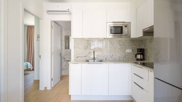 Een magnetron, een koffiezetapparaat/waterkoker