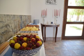 Café da manhã com buffet grátis todos os dias