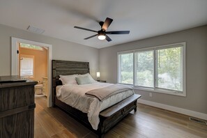 4 bedrooms, iron/ironing board, internet, bed sheets