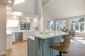 Interior - Double Master Suite Luxury 4 BR Sea Pines Home, Bikes & Beach Gear included (Hilton Head)