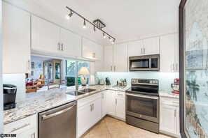 Fridge, microwave, oven, stovetop - 2B/2B FABULOUS WATERFRONT NAPLES CONDO! ABBEY ON THE LAKE (Naples)