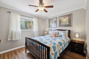 3 slaapkamers, een strijkplank/strijkijzer, gratis wifi, beddengoed