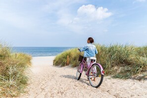 Beach nearby, sun-loungers - 2113 Hilton Head @ Singleton Beach | Beachfront Resort | Tons of Amenities (Hilton Head Island)