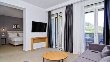 Chambre Familiale, vue mer | Coin séjour | TV connectée de 40 pouces avec chaßnes par cùble