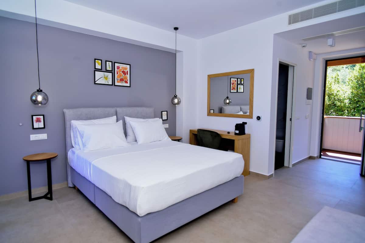 Deluxe Room, Sea View | 1 bilik tidur, peralatan tempat tidur hipoalergenik, kalis bunyi
