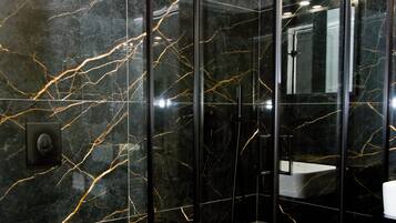 Ducha, secador de pelo, toallas