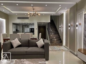 Een smart-tv, een open haard en een computerscherm