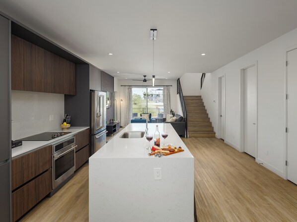 冷蔵庫、電子レンジ、オーブン、コンロ