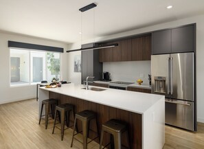 冷蔵庫、電子レンジ、オーブン、コンロ