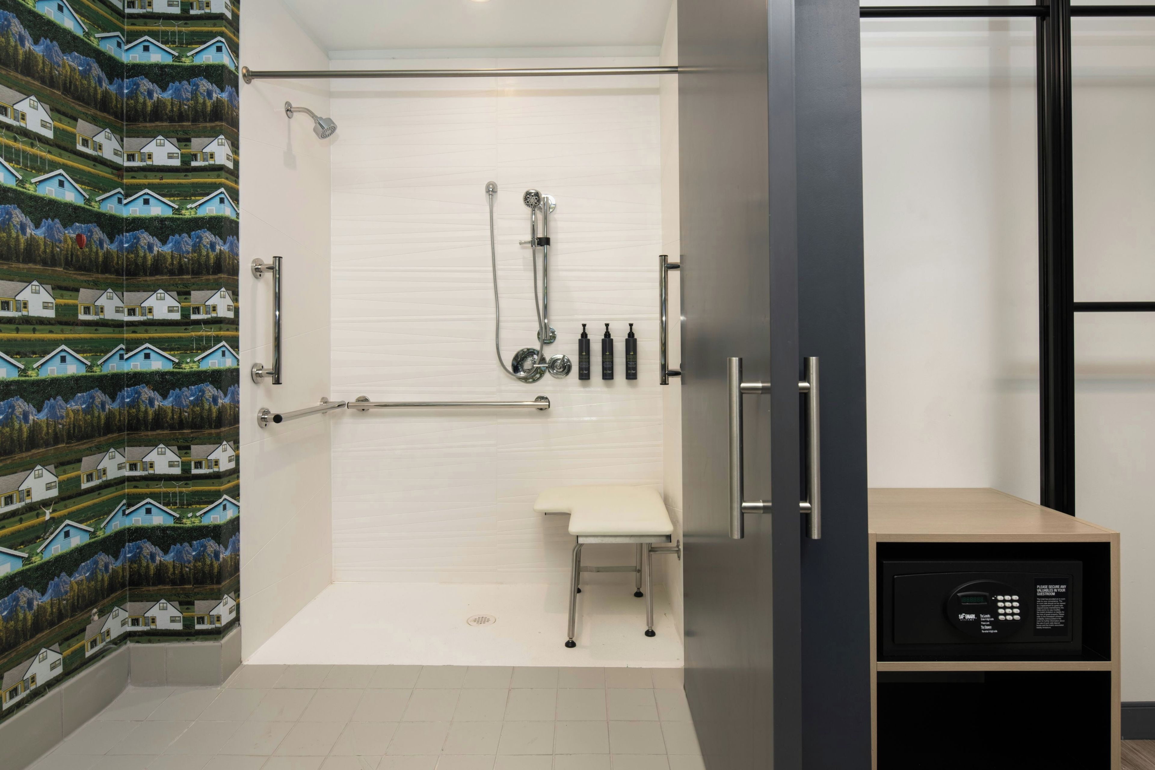 Ein modernes Badezimmer mit Dusche, Toilette und Waschbecken.