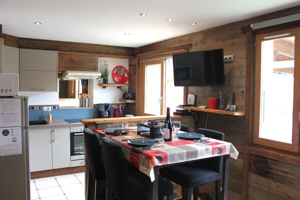 Fridge, microwave, oven, dishwasher - Studio rue du Centre - Cosy & montagnard - Shuttle (Les Gets)