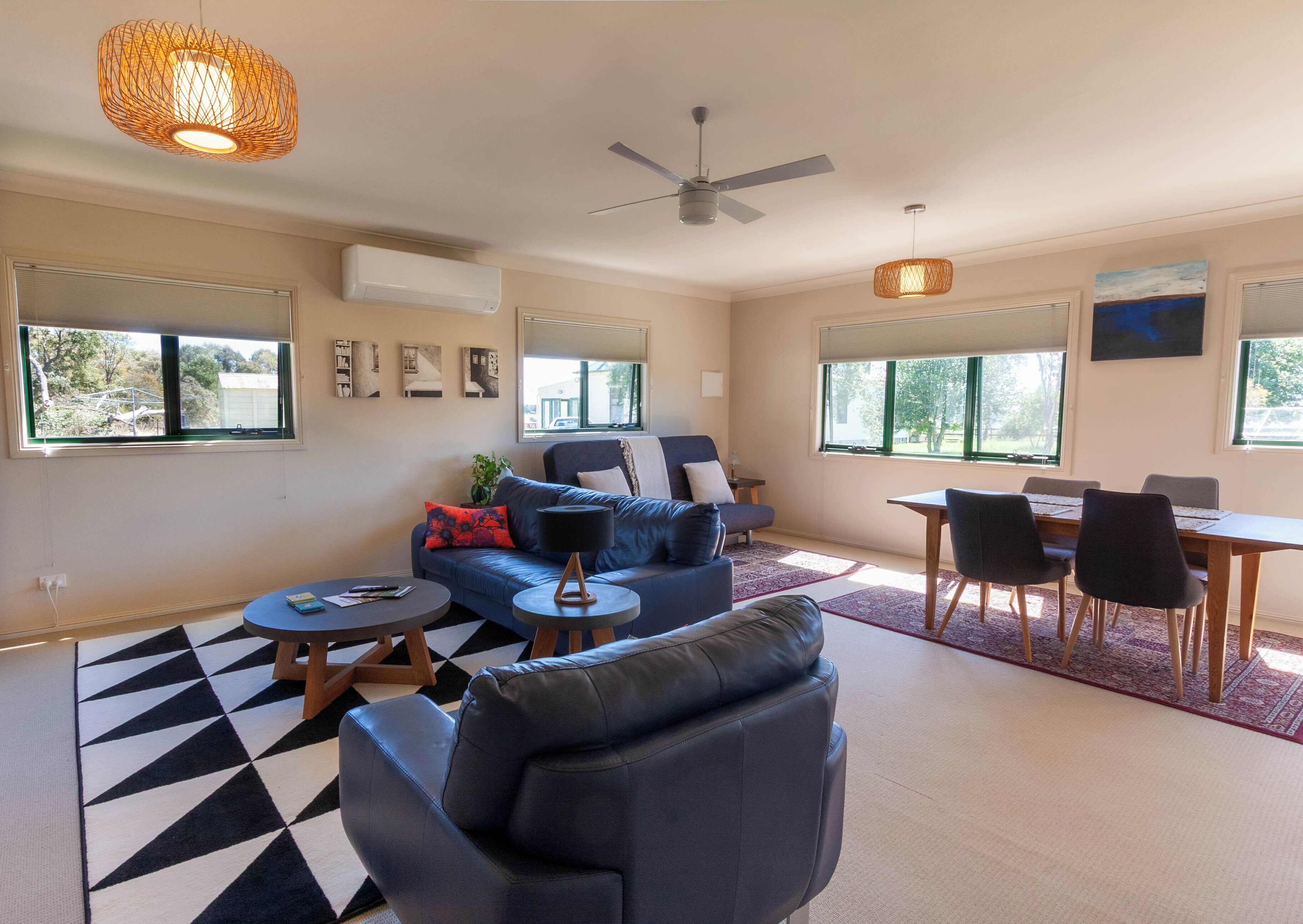 TV connectée, lecteur de DVD, livres, médiathèque