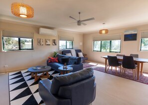 Smart-TV, DVD-spiller, bøker og musikkbibliotek