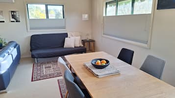 Smart TV, DVD player, livros, biblioteca musical