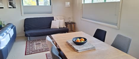 Smart-TV, DVD-Player, Bücher, Musikbibliothek