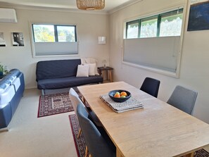 Smart TV, DVD player, books, music library - Farmstay at Fleece, Flock & Fibre an historic railway station in Taralga (Taralga)