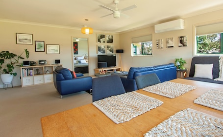 スマートテレビ、DVD プレーヤー、書庫、ミュージックライブラリ. Farmstay at Fleece, Flock & Fibre an historic railway station in Taralga