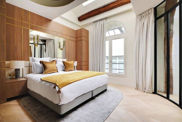 2 عدّة غرف نوم ومكواة/لوح كي وسرير سفر وواي فاي