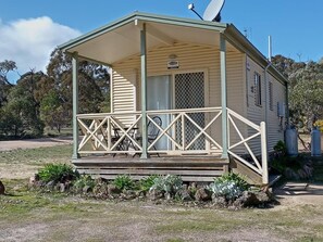 Deluxe Cabin, Balcony | Terrace/patio - Stawell Caravan Park (Black Range)