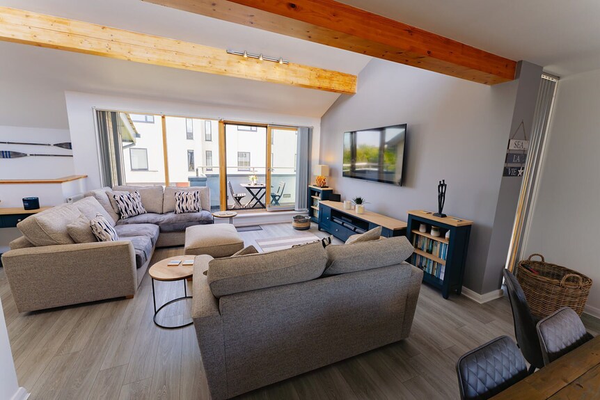 Cool Waves: Surf-style 3-bed Home In Rhosneigr | Managed By Anglesey Holiday Lettings - 앵글시